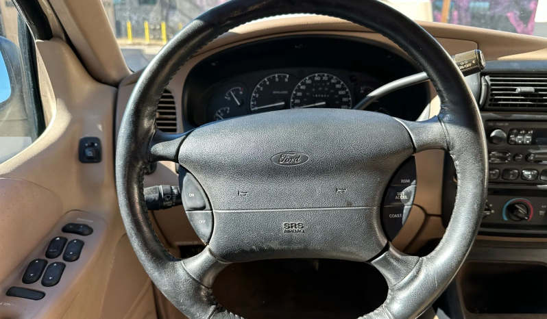 
								1997 Ford Explorer XLT full									